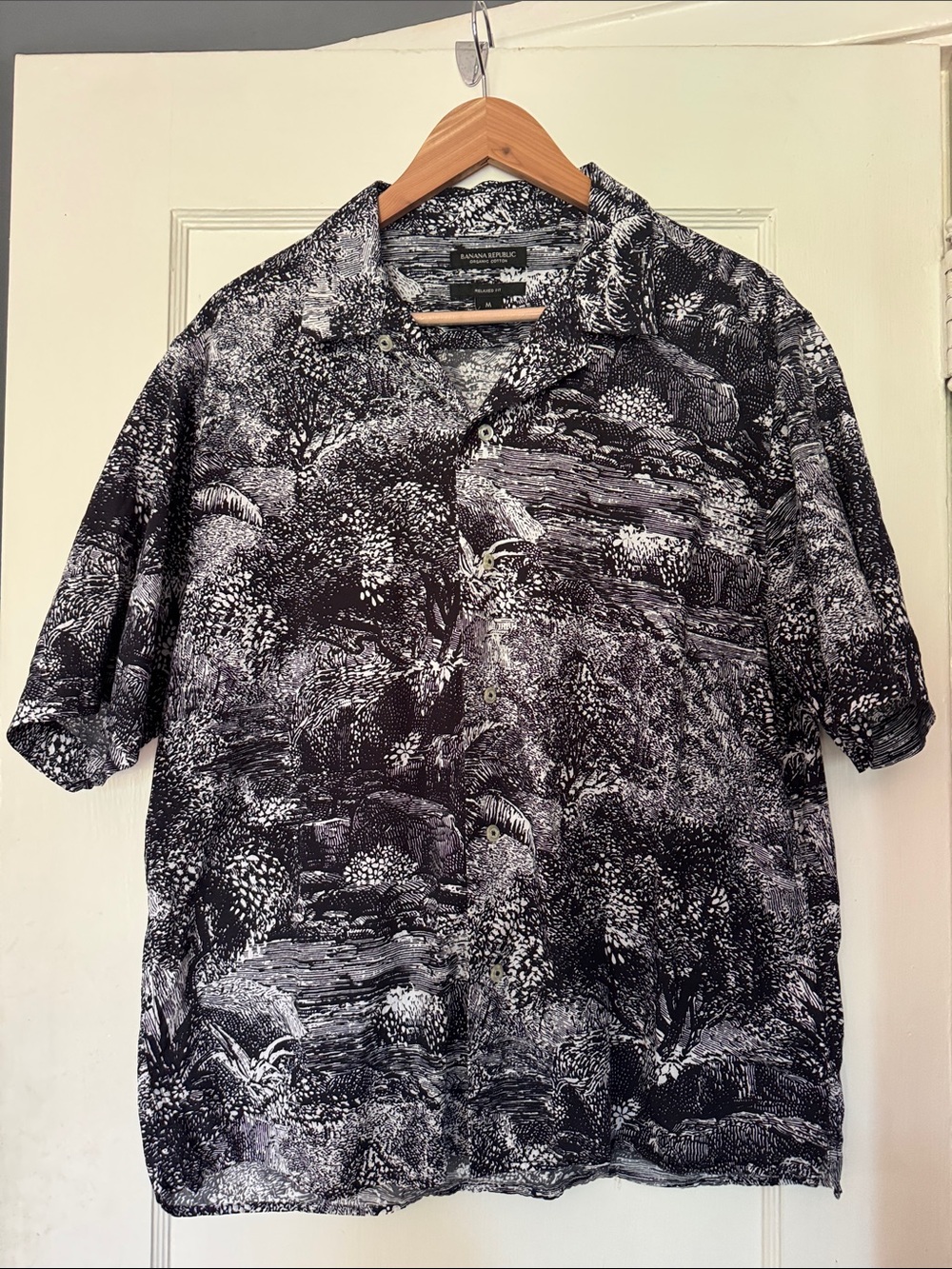 Banana Republic Black & White Scenic Print Short-Sleeve Button-Down Shirt sz Med